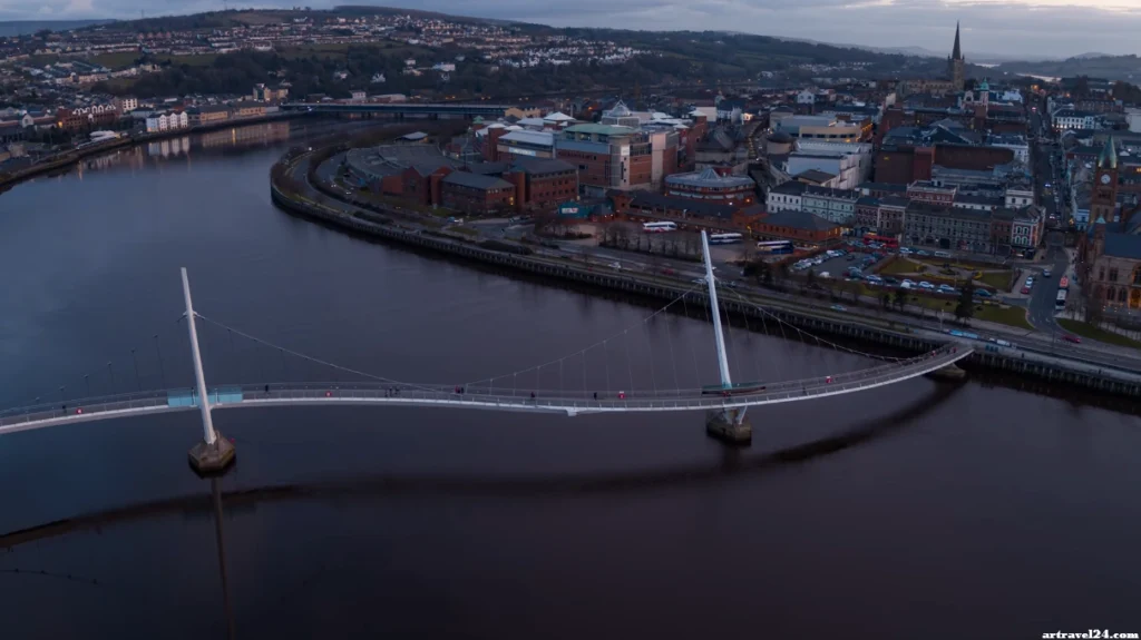 جولات القوارب والغروب الرومانسي