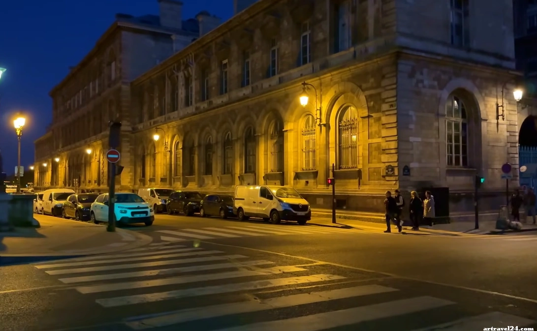 مدينة باريس أثناء نزهة ليلية