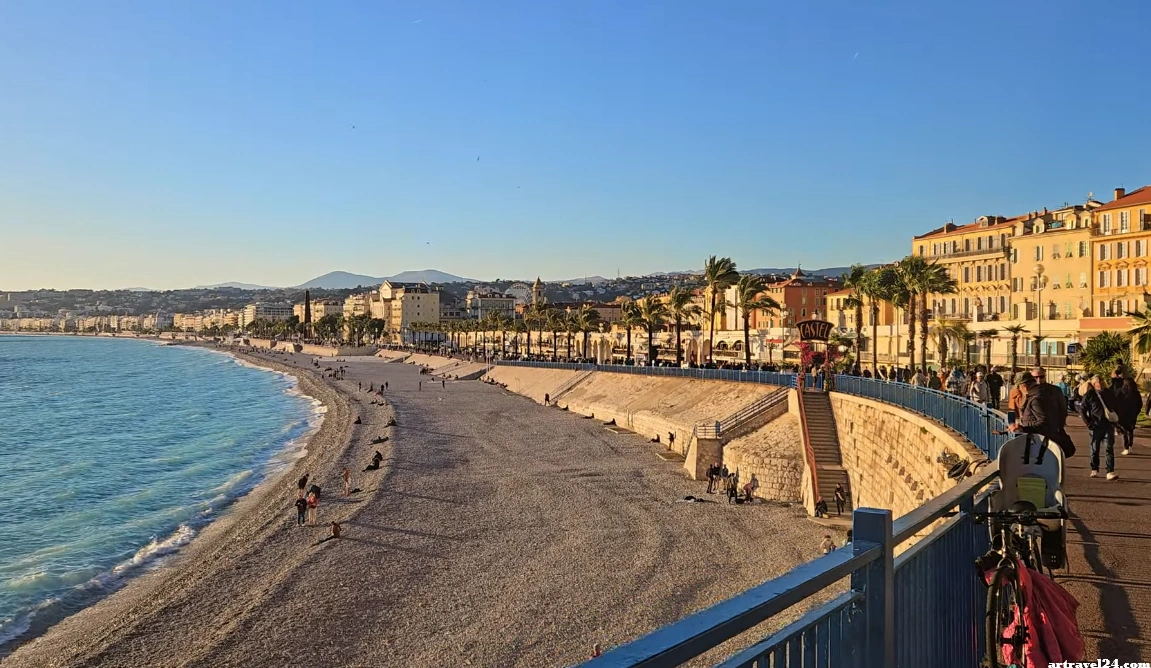 صورة جميلة لـ الريفييرا الفرنسية / كوت دازور مع انعكاس الشمس الدافئ والجميل