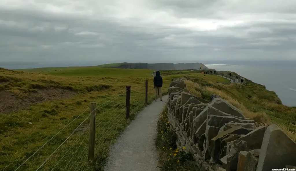 المشي في Cliffs of Moher